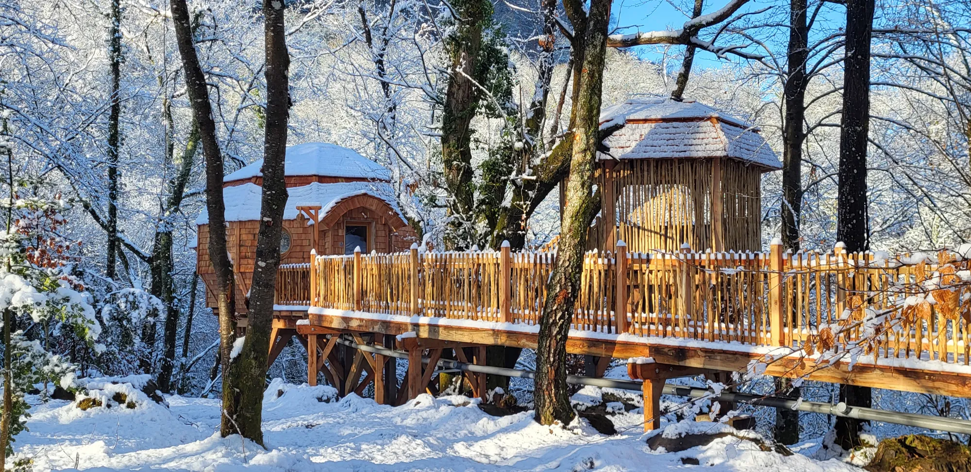 cabanes perchées sous la neige Pyrénées